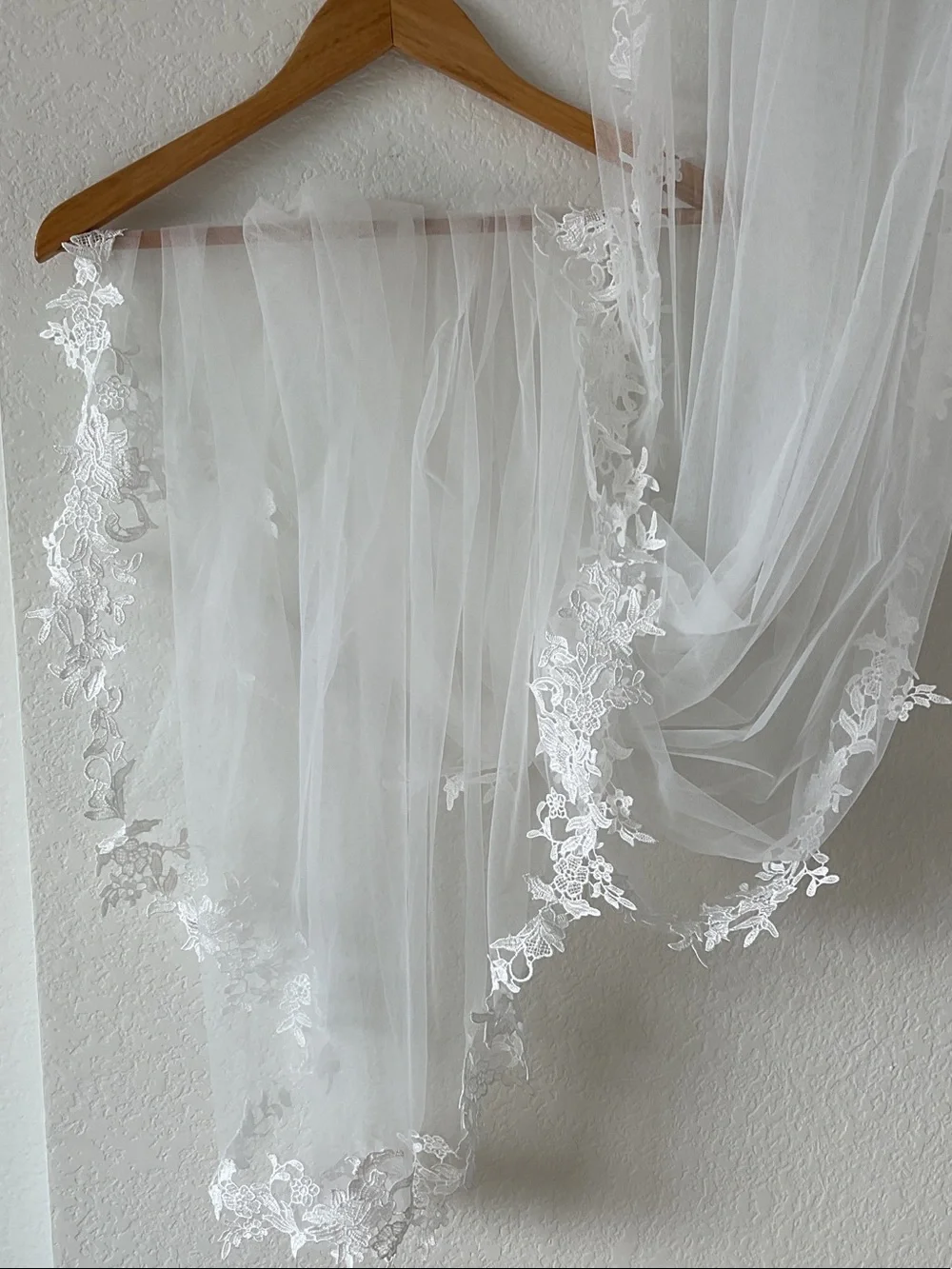 Stunning 2-Tier Lace-Trim Chapel / Cathedral Bridal Veil with Floral Appliqué